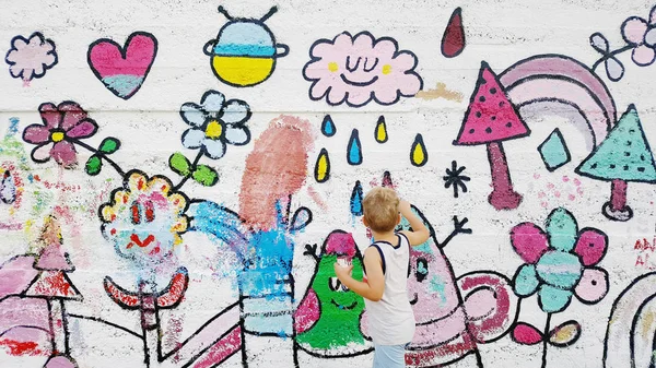 Sarışın Çocuk Fırçalar Çeşitli Renk Fırçalar Ile Okul Duvarına Bir — Stok fotoğraf