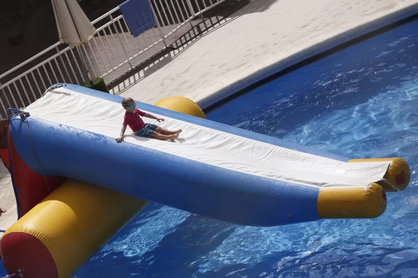 Menino Brincando Piscina Com Carros Alegóricos — Fotografia de Stock