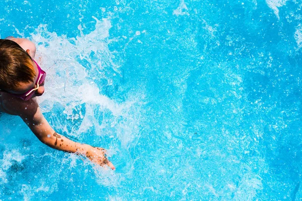 Child Splashing Cool Water Pool Summer — Stock Photo, Image