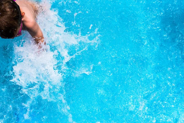 Niño Salpicando Agua Fría Una Piscina Verano —  Fotos de Stock