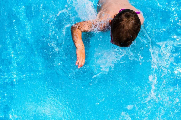 Kind Spetteren Het Koele Water Van Een Zwembad Zomer — Stockfoto