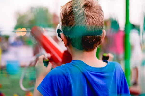 Niño Jugando Una Feria Verano Con Cañón Bolas Colores Aire —  Fotos de Stock