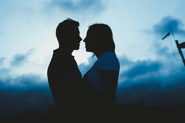 Rétroéclairage Couple Embrassant — Photo