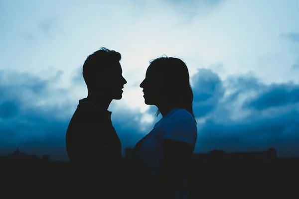 Retroiluminación Una Pareja Besándose — Foto de Stock