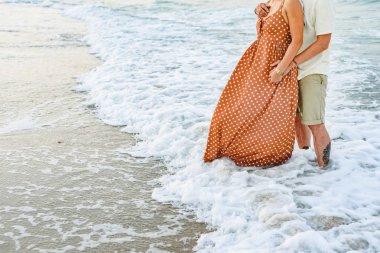 Oynama ve plaj kıyısında yürüyüş aşık çift.