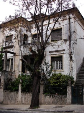 Lisbon, Portekiz - 8 Ağustos 2017: Tipik Lizbon üst mahallelerde bakımsız evlerde.