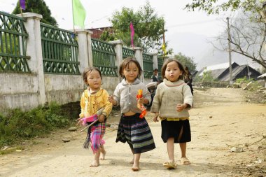 Sapa, Vietnam - 27 Ekim 2011: insanlar ve Sapa, dağlık alanda günlük hayatlarının Kuzey Vietnam çocuklar.