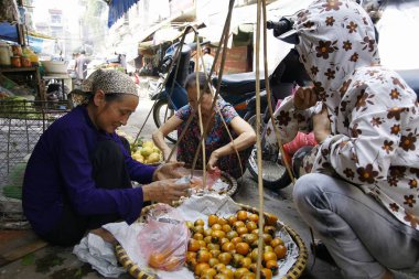 Ho Chi Ming, Vietnam - 27 Ekim 2011: meyve sebze ve et içinde Vietnam şehir, Ho Chi Ming sokak Pazar