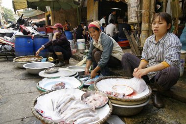 Ho Chi Ming, Vietnam - 27 Ekim 2011: meyve sebze ve et içinde Vietnam şehir, Ho Chi Ming sokak Pazar