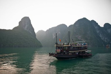 Halong bay, Vietnam - 11 Mayıs 2013: Ha uzun Bay kedi Ba alan boyunca yelken turistler için tipik ahşap tekneler.