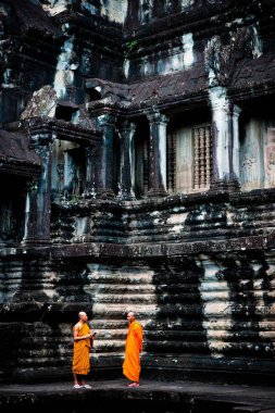 Khsach Kandal, Kamboçya - 28 Ekim 2011: meditasyon yapmak için Tibet rahipleri turuncu cüppeli uzak Kamboçyalı tapınaklar ziyaret.