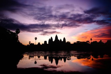 Angkor Wat, Kamboçya - 29 Ekim 2011: gündoğumu turistlerle dolu vasıl Angkor Wat.