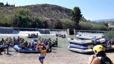 Murcia, İspanya - 22 Temmuz 2018: Grup üzerinde büyük hava ile şişirilen kayıklar sakin bir nehirde Rafting pratik birçok insan
