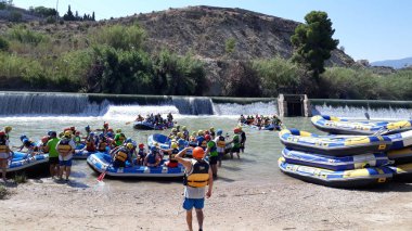 Murcia, İspanya - 22 Temmuz 2018: Grup üzerinde büyük hava ile şişirilen kayıklar sakin bir nehirde Rafting pratik birçok insan