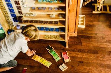 Renk montessori ile öğrenme ve oynama çocuklar tablet