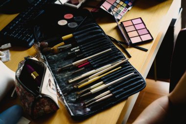 Kozmetik ayarla, kaptırdın, rujlar, fırçalar, allık paleti.