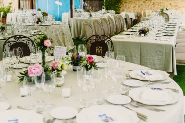 Çatal bıçak takımı ve vintage ayrıntıları içeren bir düğün centerpieces dekorasyon.