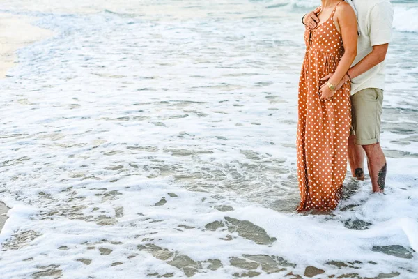 Pareja Enamorada Jugando Caminando Orilla Playa —  Fotos de Stock