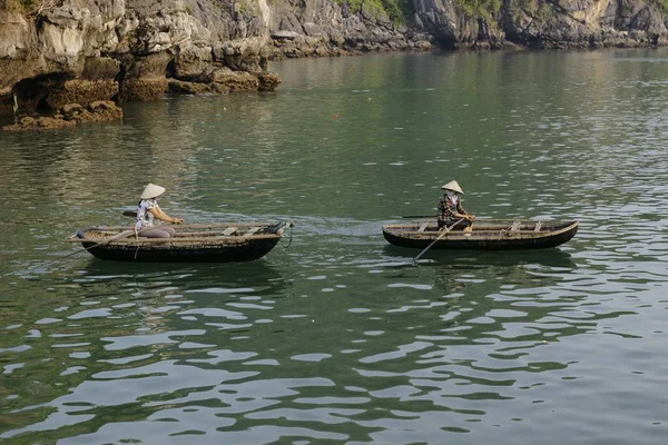 Long Vietnã Outubro 2011 Pescadores Vendedores Barcos Tradicionais Vietnamitas Que — Fotografia de Stock