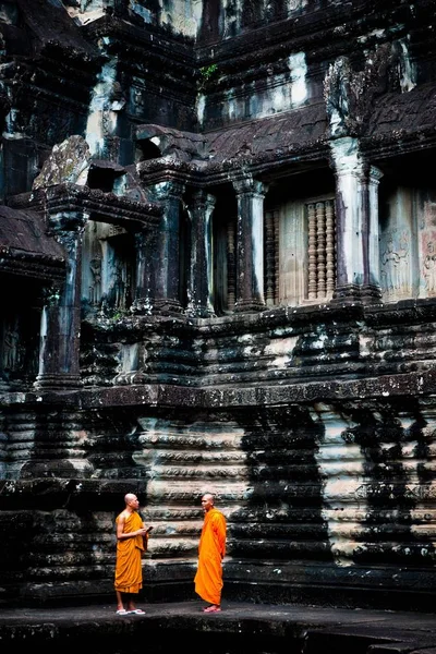 Khsach カンダール カンボジア 2011 瞑想するリモート カンボジア寺院を訪問オレンジ色のローブにチベットの僧侶たち — ストック写真
