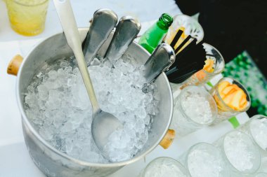 Genç insanlar gözlük yapma tost parti ve içme alkol.