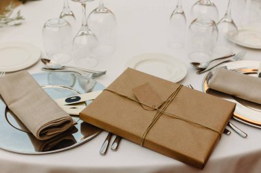 Doldurmak için boş vintage etiketlerle zarfları.