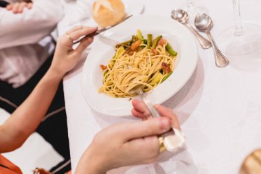 Ana yemek bir düğün restoranda servis