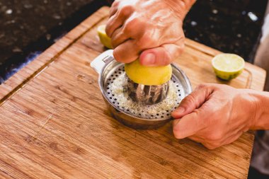 El sıkma limon suyu.