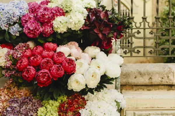 Blumenschmuck Den Räumen Eines Hochzeitsrestaurants — Stockfoto