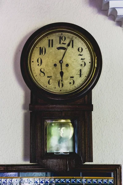 Παλιό Ρολόι Τοίχου Σηματοδοτώντας Πέρασμα Του Χρόνου — Φωτογραφία Αρχείου