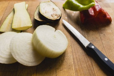 Taze sebze mutfakta bıçakla kesmek.