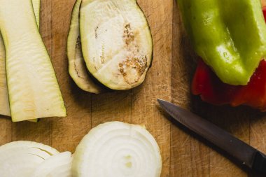 Taze sebze mutfakta bıçakla kesmek.