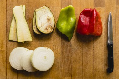 Taze sebze mutfakta bıçakla kesmek.