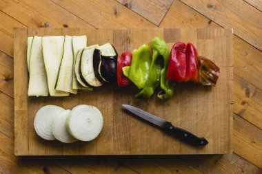 Taze sebze mutfakta bıçakla kesmek.