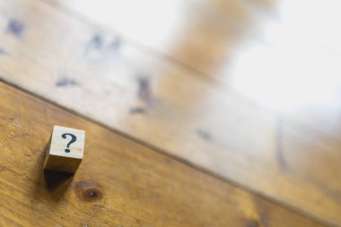 Soru işareti ve şüphe ile ahşap zar.