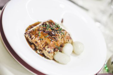 Ana yemek bir düğün restoranda servis