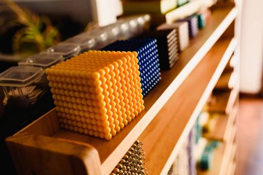 Montessori sınıf geometri ve matematik malzemelerinde