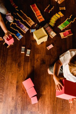 Çocuklar bir Montessori sınıfta pembe kule ile oyun