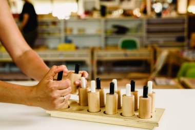 Ahşap-tuşlar bir montessori sınıfta performans göstermek için öğretmen tarafından Geniş puls.