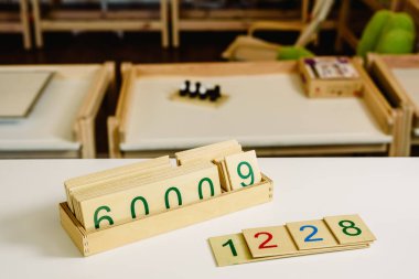 Tablolar ahşap sayıda Montessori sınıfta matematik öğrenmek için.