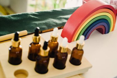 Kimse izole bir montessori Okulu duyusal sınıf için malzeme.