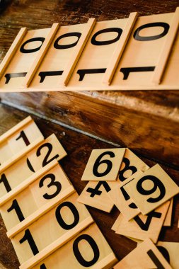 Tablolar ahşap sayıda Montessori sınıfta matematik öğrenmek için.