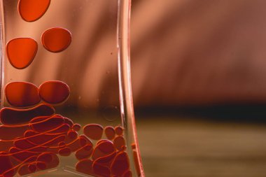 Kırmızı benzer suya düşen kan damlaları.