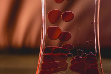 Kırmızı benzer suya düşen kan damlaları.