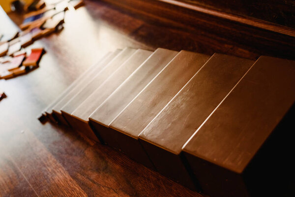 Коричневые блоки - это школьный учебный материал в стиле монтессори
.