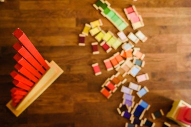 Montessori malzeme kırmızı kule ve renk şemaları ile.