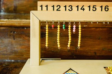 Montessori sınıfta sayma askı renk boncuk merdivenler için