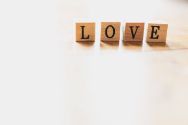 Ahşap zar ve beyaz arka plan üzerinde kelime aşk.