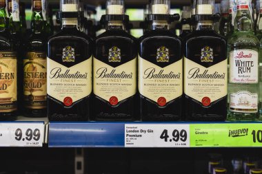 Valencia İspanya. 24 Ağustos 2018: İspanyol bir süpermarkette alkollü içkiler şişe.