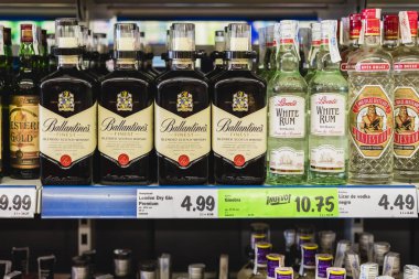 Valencia İspanya. 24 Ağustos 2018: İspanyol bir süpermarkette alkollü içkiler şişe.